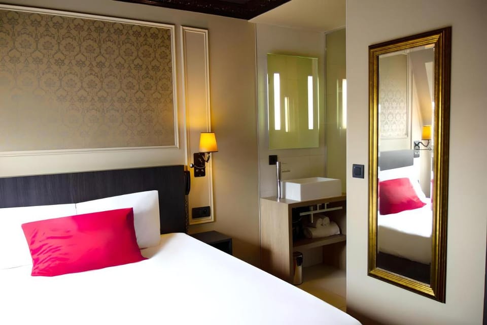 Hotel Le Montmartre Saint Pierre Hotel in Paris