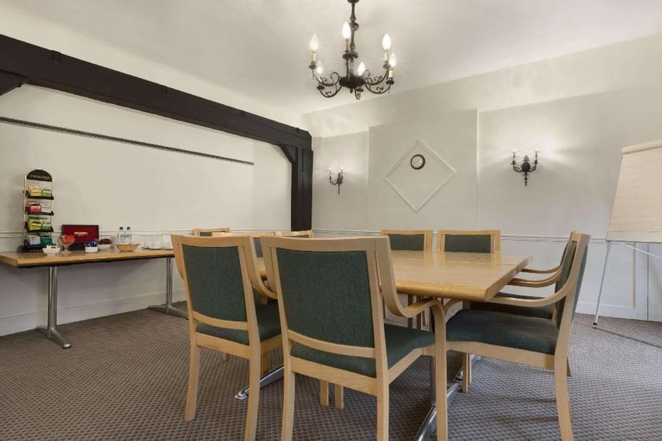 Ramada by Wyndham Crawley Gatwick Hotel in Crawley
