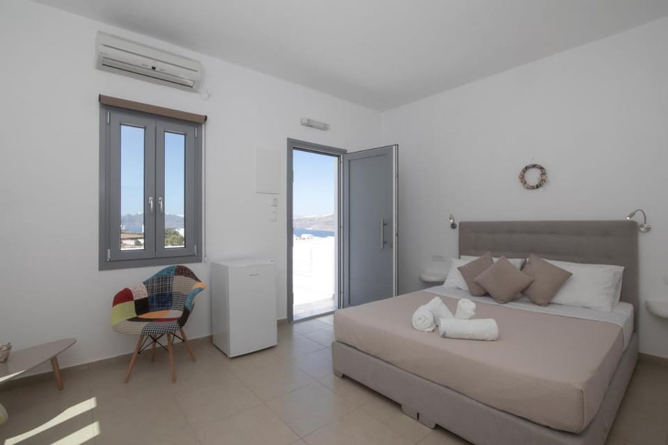 Thira's Dolphin Apartment hotel in Santorini