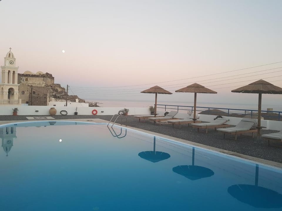 Thira's Dolphin Apartment hotel in Santorini