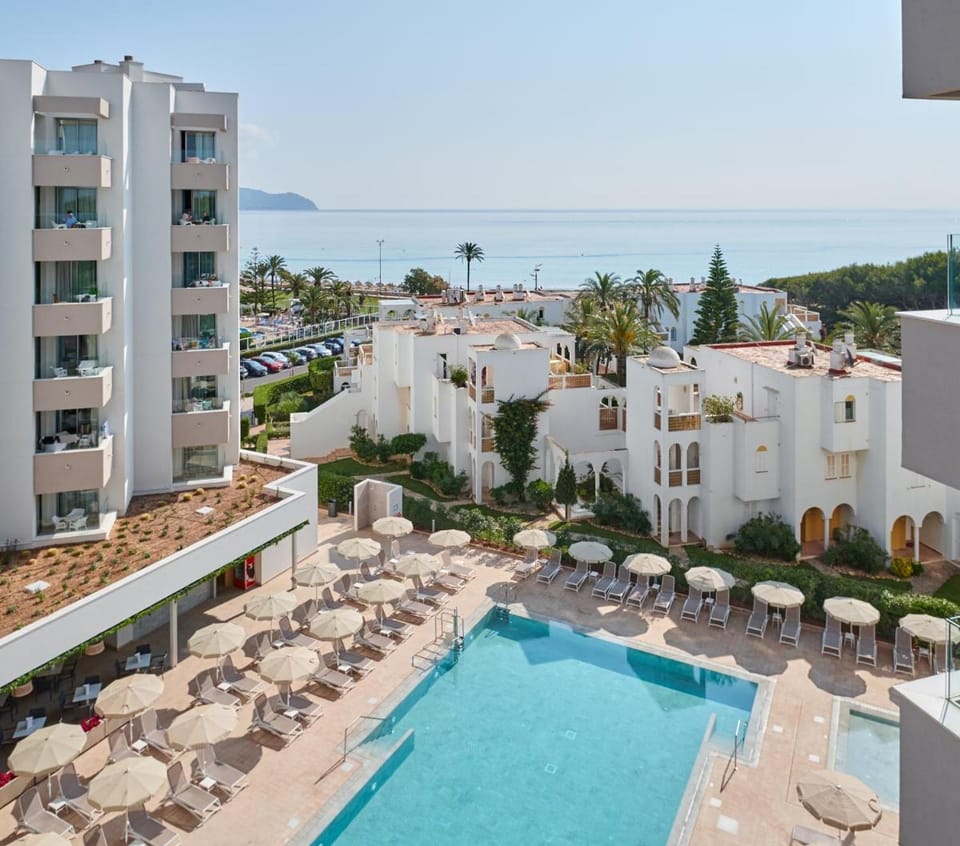 Hipotels Bahía Grande Aparthotel Apartment hotel in Llevant