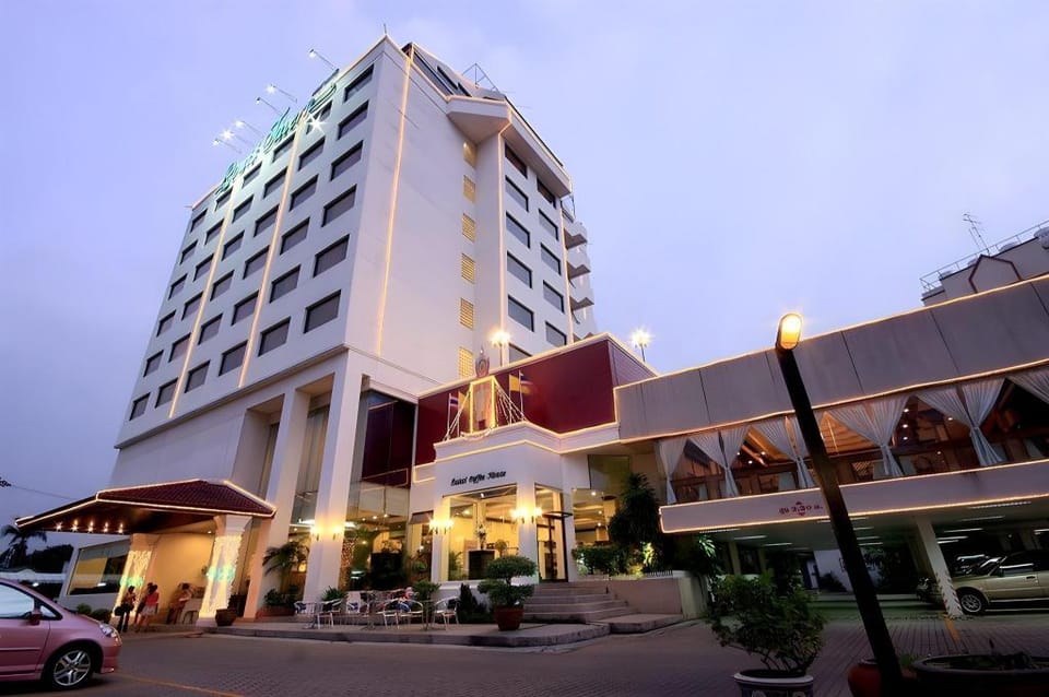 Louis Tavern Hotel - SHA Certified Hotel in Bangkok