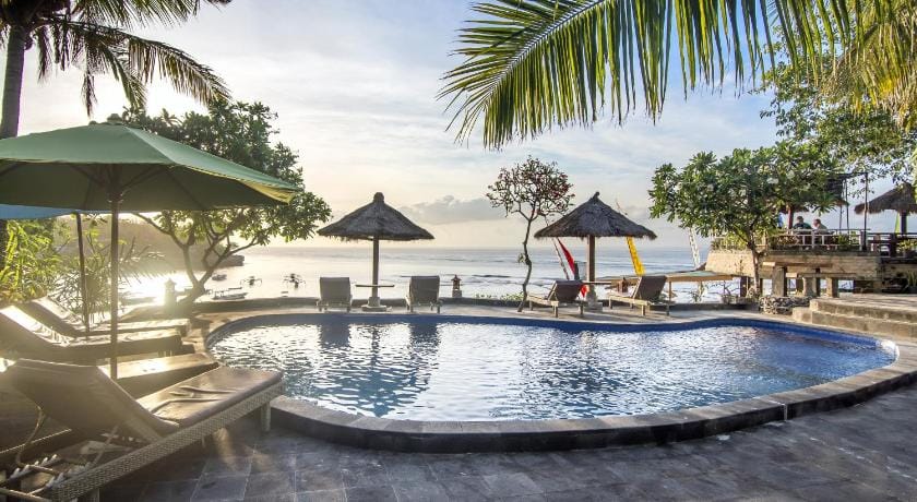 Mushroom Beach Bungalow Hotel in Nusapenida