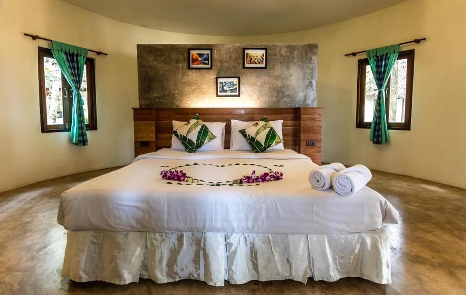The Tropical Beach Resort Lodge in Koh Chang Tai