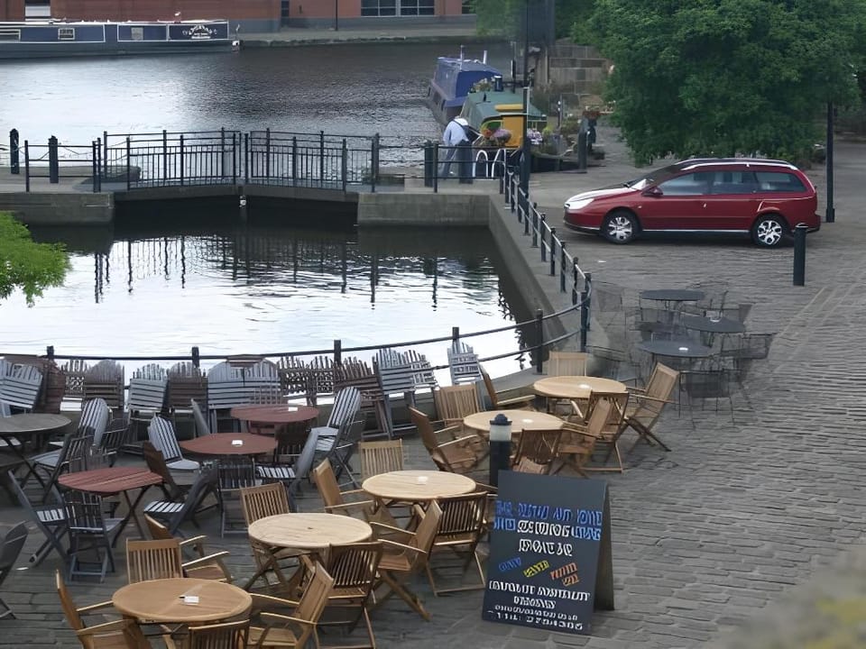 Houseboat Hotels Docked boat in Sheffield