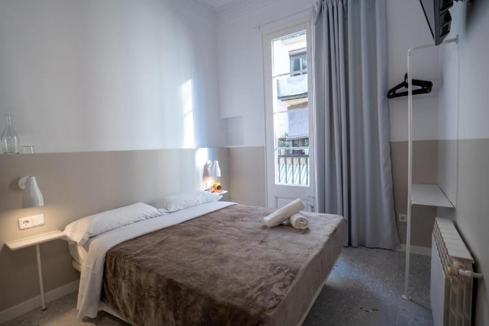 Hostal Hera Bed and Breakfast in Barcelona