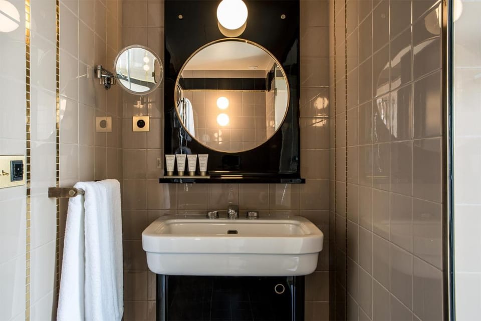 Hotel du Rond-Point des Champs-Elysees - Esprit de France Hotel in Paris