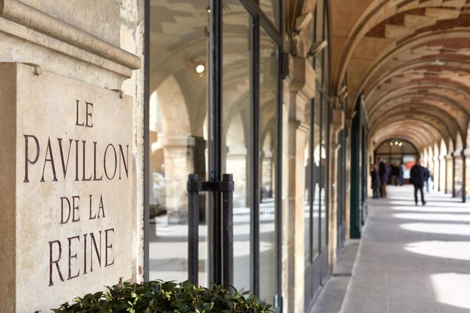 Le Pavillon De La Reine Hotel in Paris