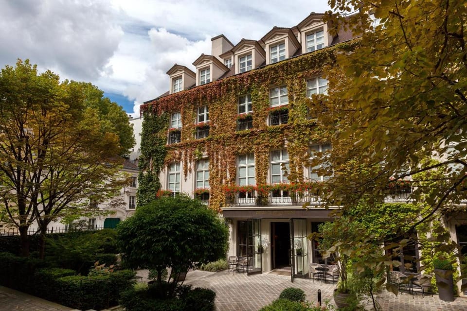Le Pavillon De La Reine Hotel in Paris