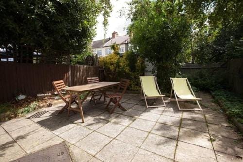 Tooting Rooms & Studio by PrimeCityHosts Bed and Breakfast in London Borough of Croydon