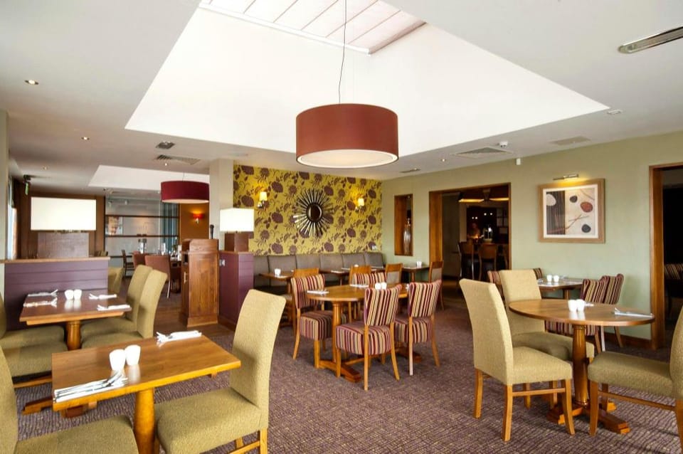 Premier Inn Edinburgh Airport - M9 Jct1 Hotel in Scotland