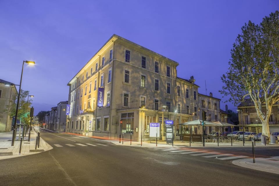 KYRIAD ORANGE Centre Ville - HOTEL RESTAURANT BAR - Galerie d'Art des Princes - Provence Alpes Côte'Azur - France - AUTOROUTE A7-A9 - exit21- Châteauneuf-du-Pape Avignon Bollene Nimes Valence - Terrasse - Repas - Petit Déjeuner Hotel in Provence-Alpes-Côte d'Azur