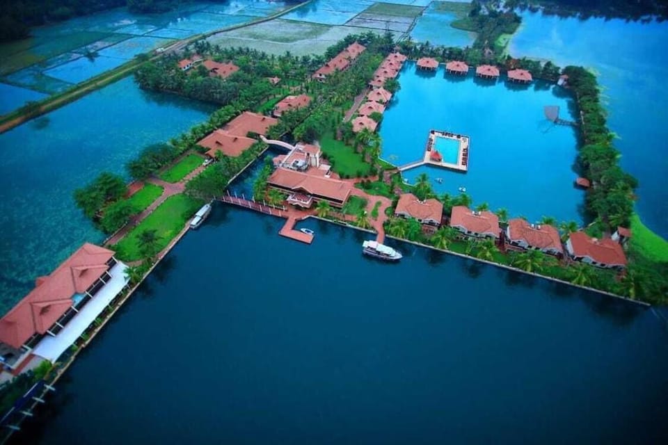 Sterling Lake Palace Alleppey Resort in Alappuzha