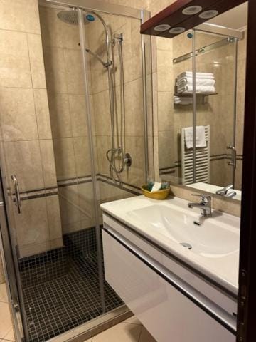 Dinasty Hotel Hotel in Tirana