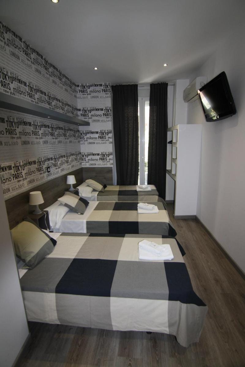 Hostal MH Fuencarral Bed and Breakfast in Centro