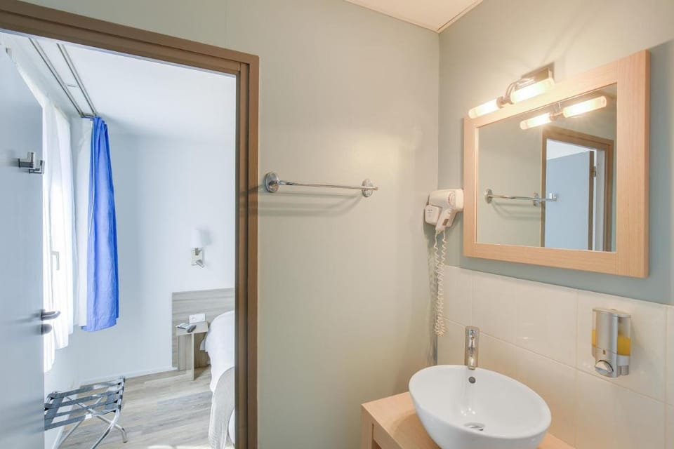Contact Hôtel du Champ de Mars de Saint-Brieuc Hotel in Brittany