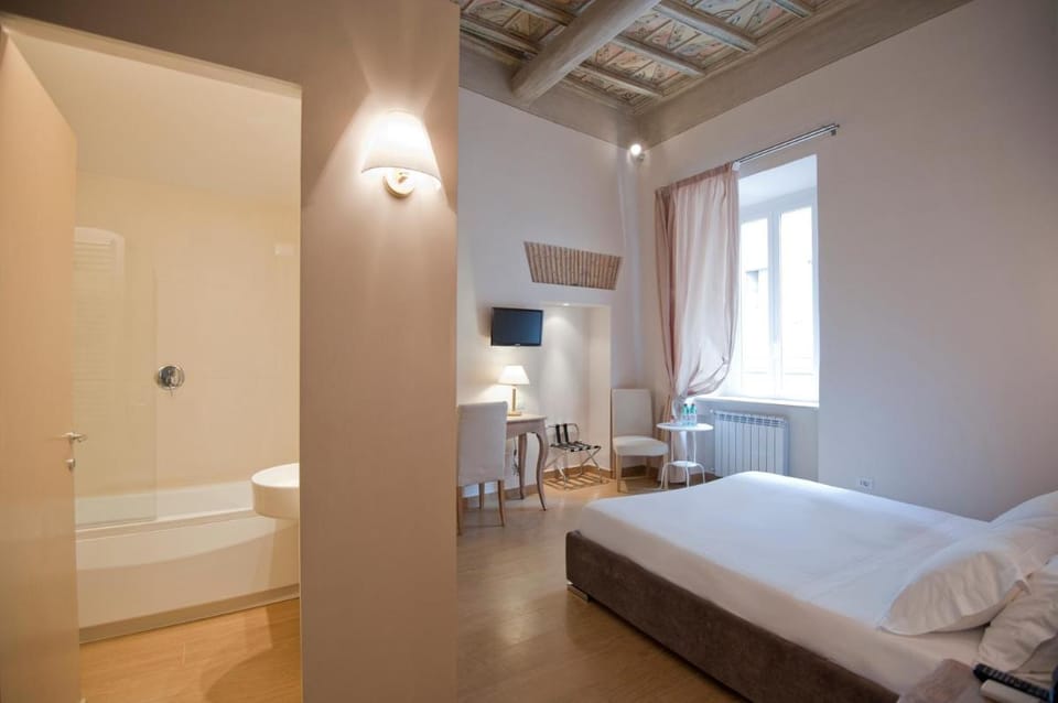 Little Queen Suite Bed and Breakfast in Rome