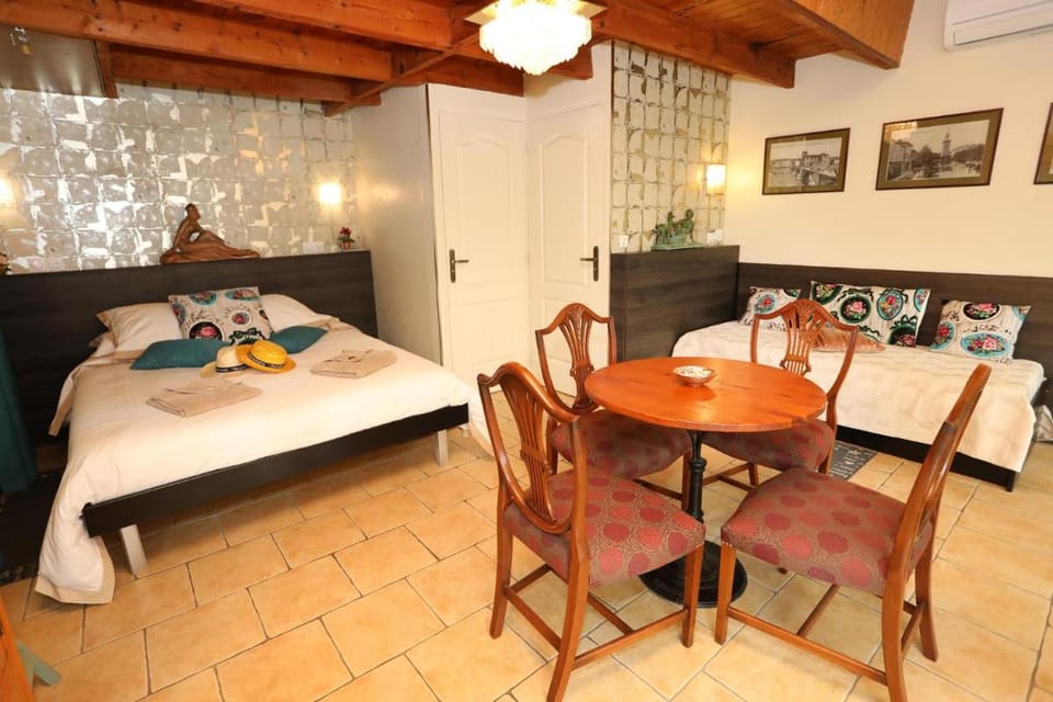 Maison d'Hôtes et Roulotte" Le 6 Bis" Bed and Breakfast in Provence-Alpes-Côte d'Azur