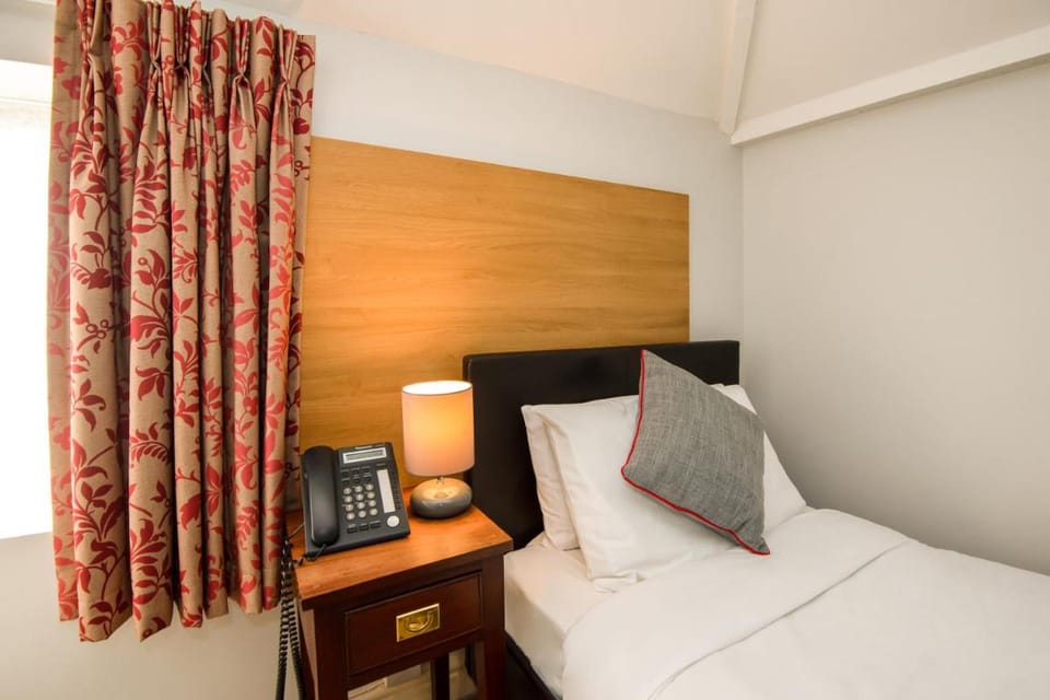 OYO Flagship The Regency Hotel in Bristol