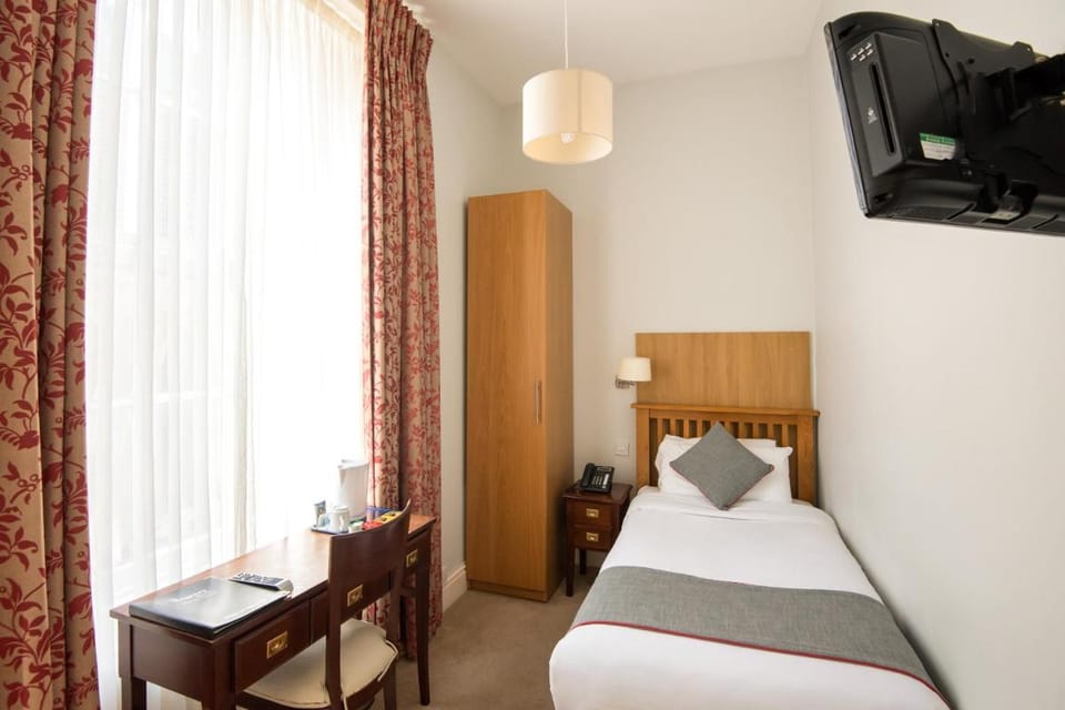 OYO Flagship The Regency Hotel in Bristol