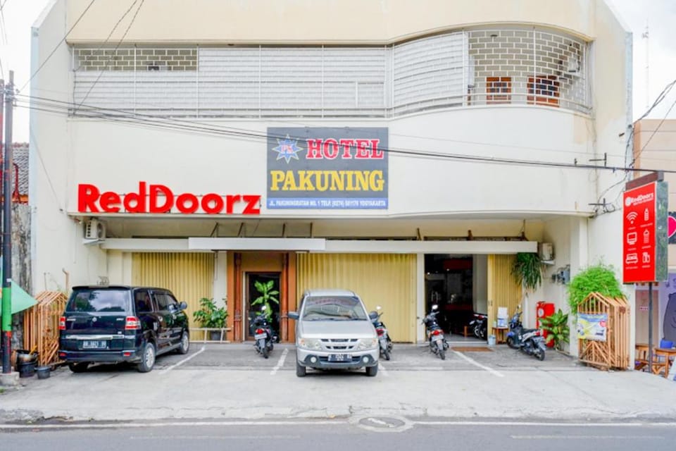 RedDoorz near Tugu Yogyakarta Hotel in Yogyakarta