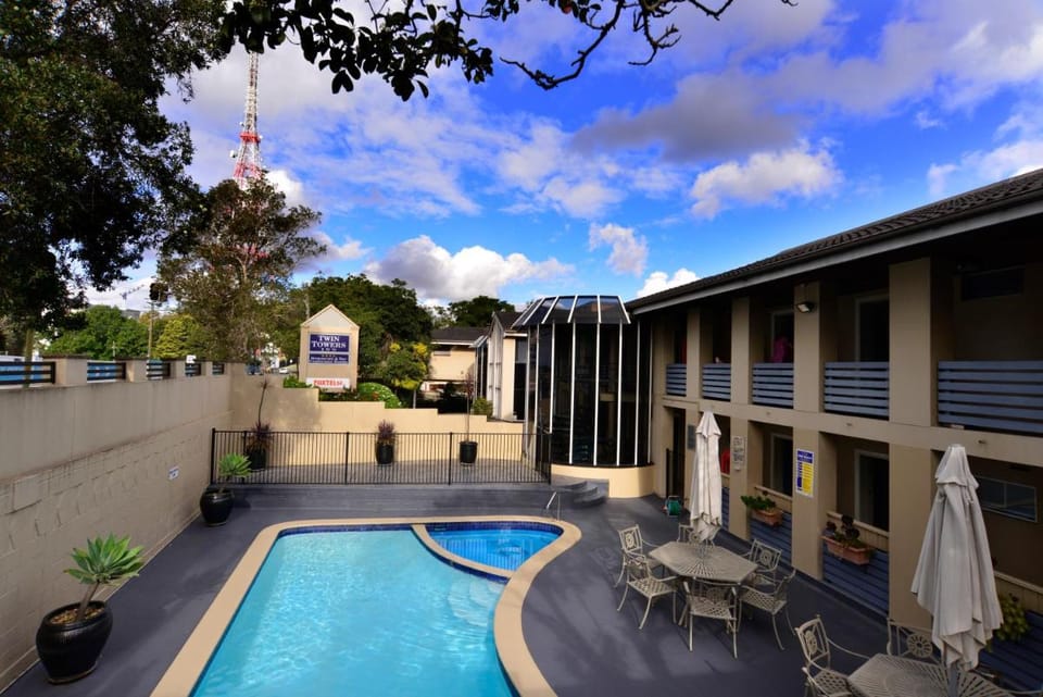 Twin Towers Inn Hotel in Sydney