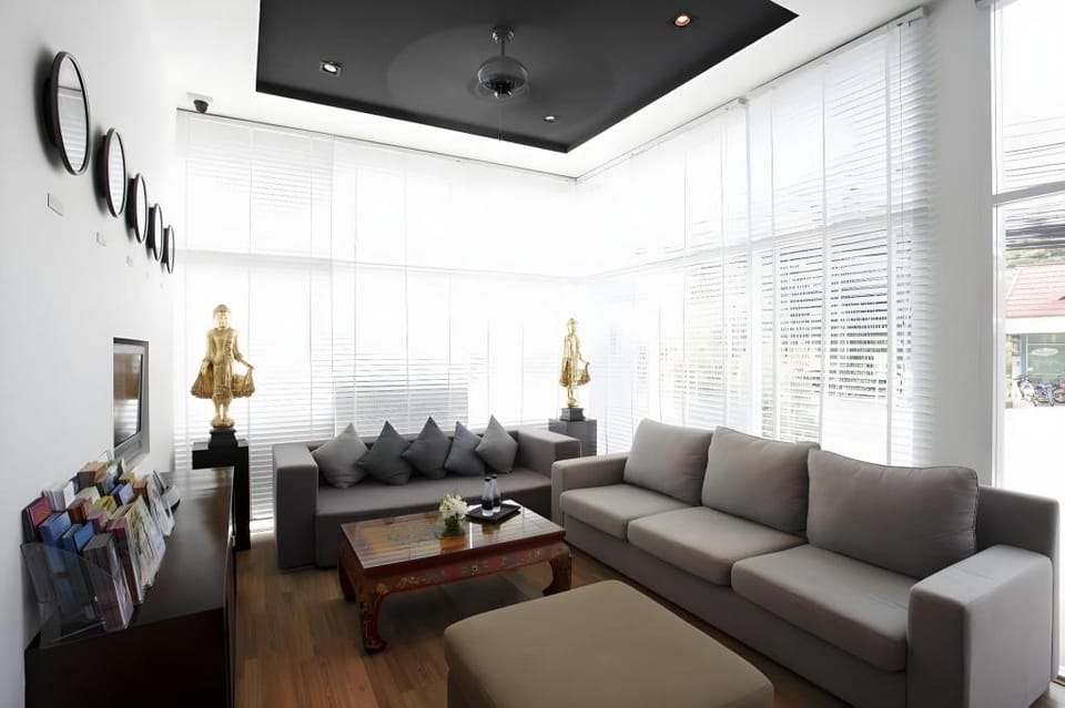Two Villas Holiday Phuket: Onyx Style Nai Harn Beach Villa in Rawai