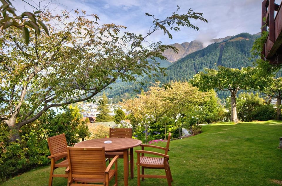 Balmoral Lodge Bed and Breakfast in Queenstown