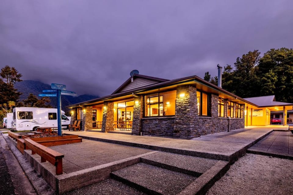Fox Glacier TOP 10 Holiday Park & Motels Campground/ 
RV Resort in West Coast