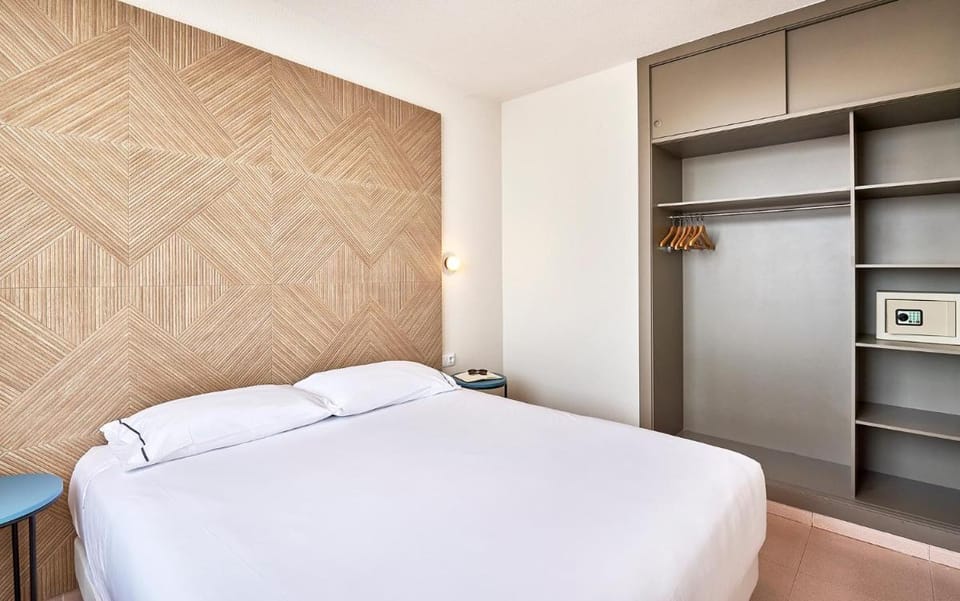 Hesperia Sant Joan Suites Apartment hotel in Barcelona