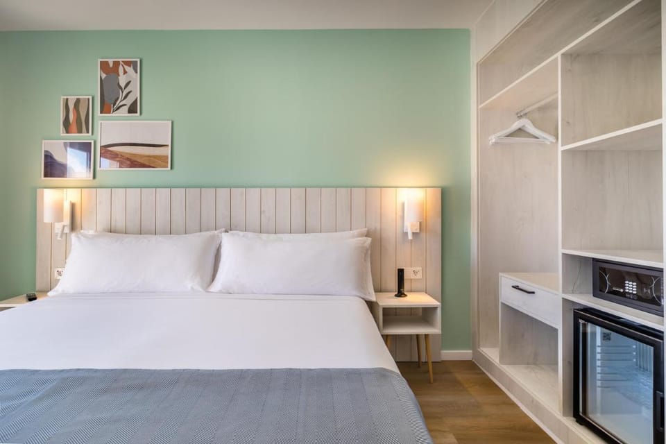 Barcelo Ponent Beach Hotel in Cala Ferrera