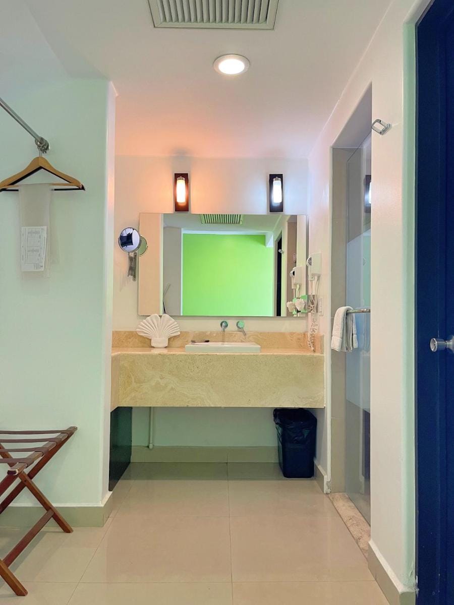 Seven Crown Express & Suites Hotel in Cabo San Lucas