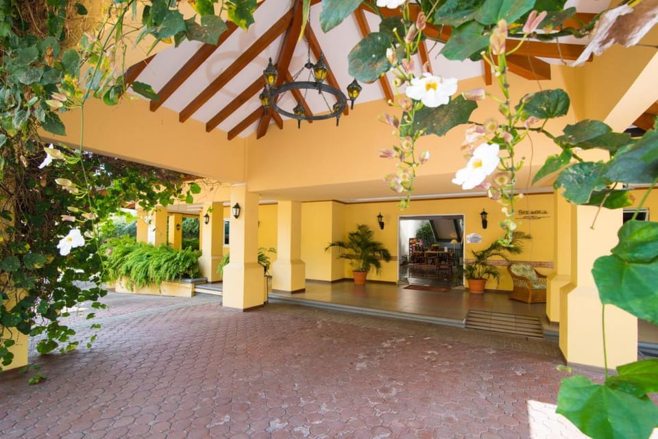 Apartotel & Suites Villas del Rio Hotel in Escazu