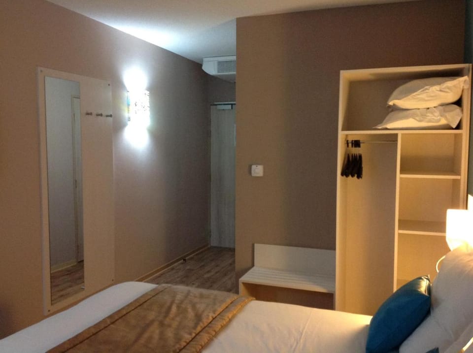 The Originals City, HÃ´tel des Lys, Dreux Hotel in Dreux