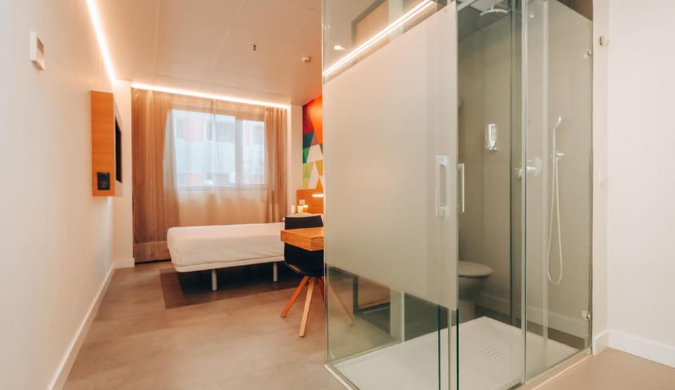 Vértice Roomspace Bed and Breakfast in Madrid