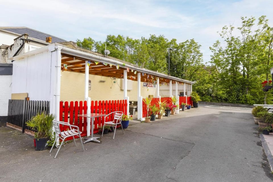 OYO Old Oak Tree Inn Hotel in Southall