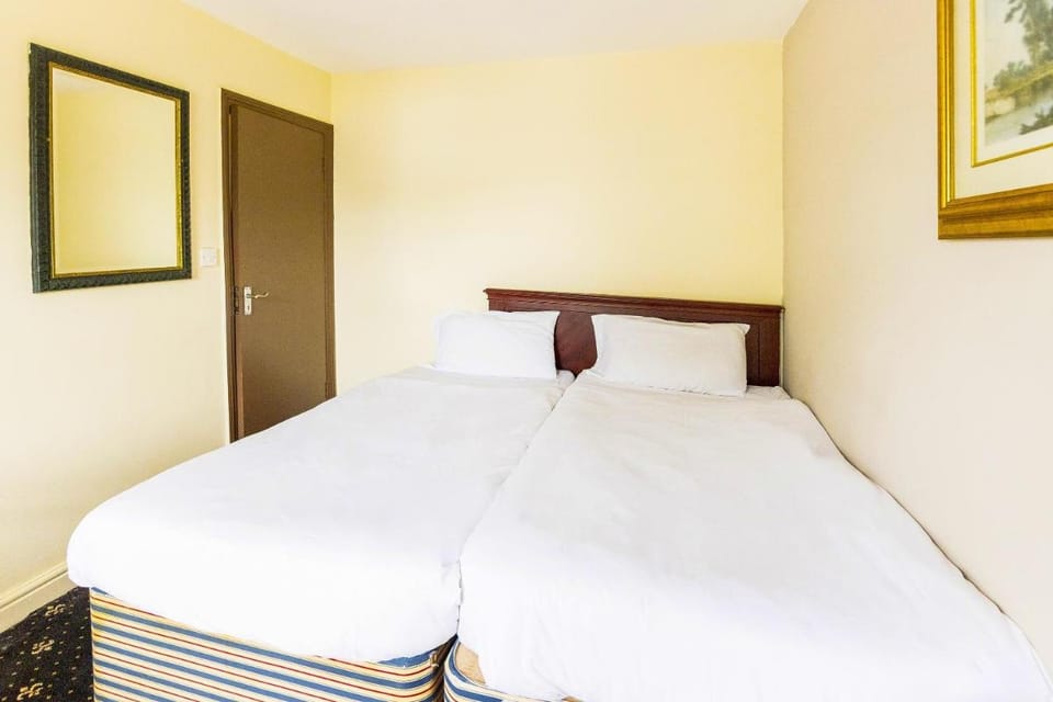 OYO Old Oak Tree Inn Hotel in Southall