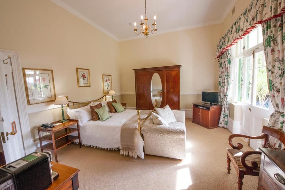 Hacklewood Hill Country House Bed and Breakfast in Port Elizabeth