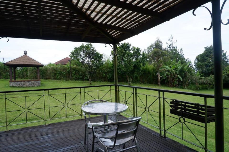 De Villa Istana Bunga Lembang by HouseinBandung Villa in Parongpong