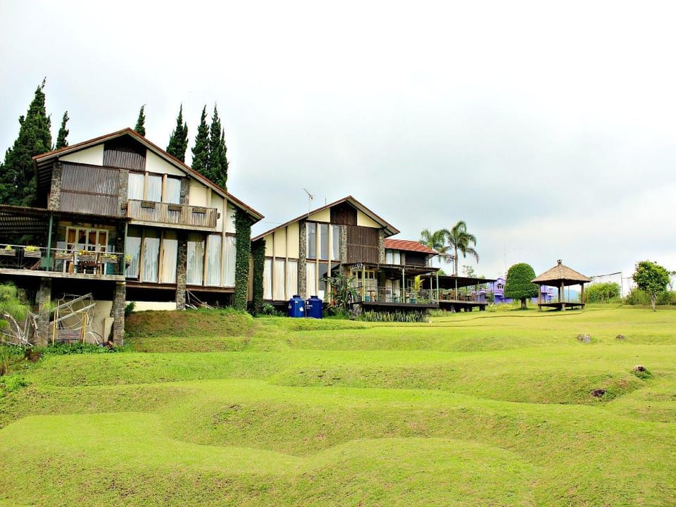 De Villa Istana Bunga Lembang by HouseinBandung Villa in Parongpong