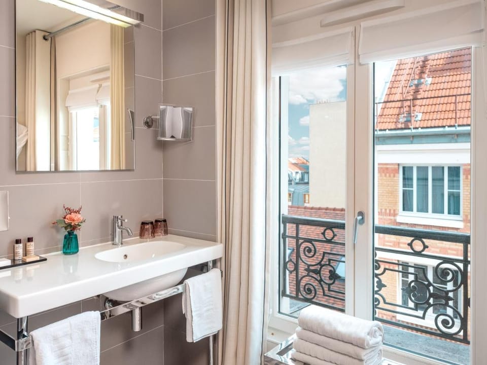 Hotel Le Mareuil Hotel in Paris
