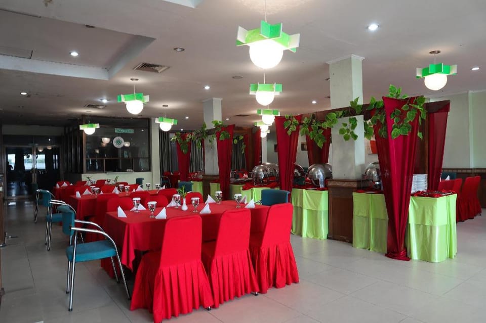 OYO 742 Mona Plaza Hotel Hotel in West Sumatra, Indonesia