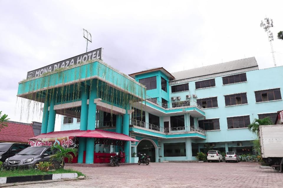 OYO 742 Mona Plaza Hotel Hotel in West Sumatra, Indonesia