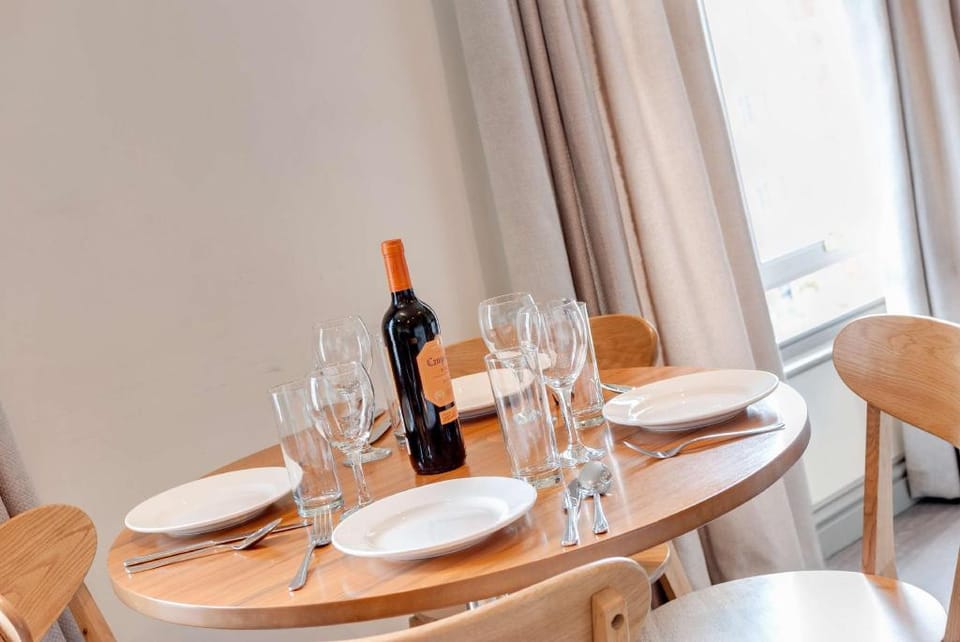 Base Serviced Apartments - City Road Apartment in Chester