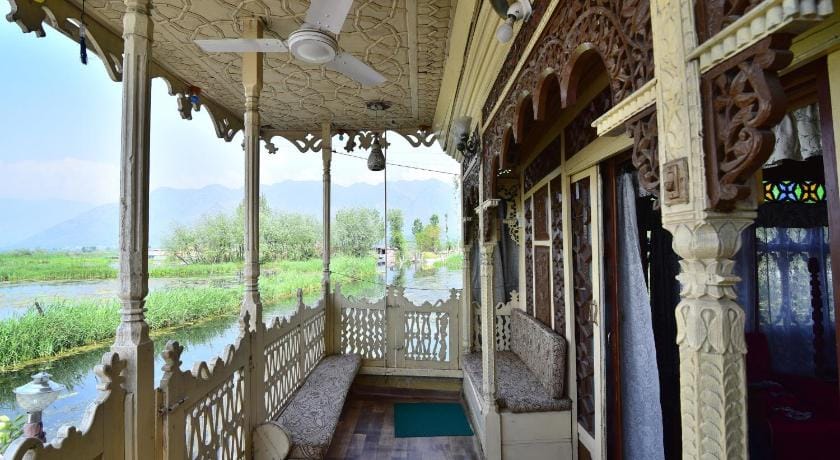 Houseboat Zaindari Palace Docked boat in India
