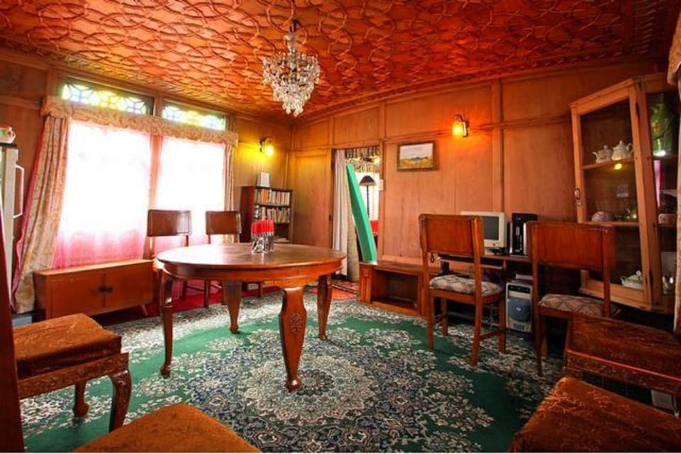 Houseboat Zaindari Palace Docked boat in India