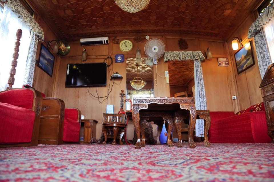 Houseboat Zaindari Palace Docked boat in India