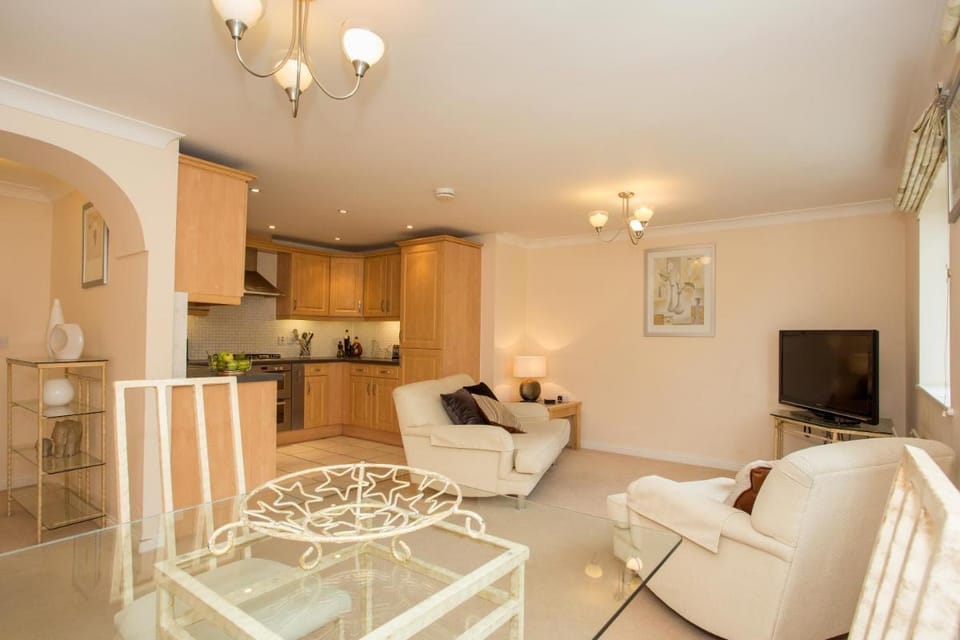 Basingstoke Apartments - Westlands House, City Centre, Home-From-Home Apartment in Basingstoke