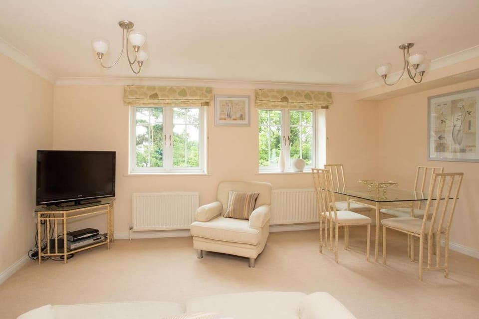 Basingstoke Apartments - Westlands House, City Centre, Home-From-Home Apartment in Basingstoke
