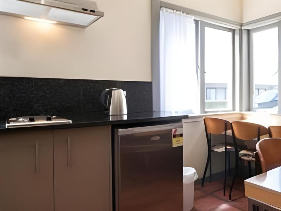 Kiwi Airport Backpackers Hotel in Auckland